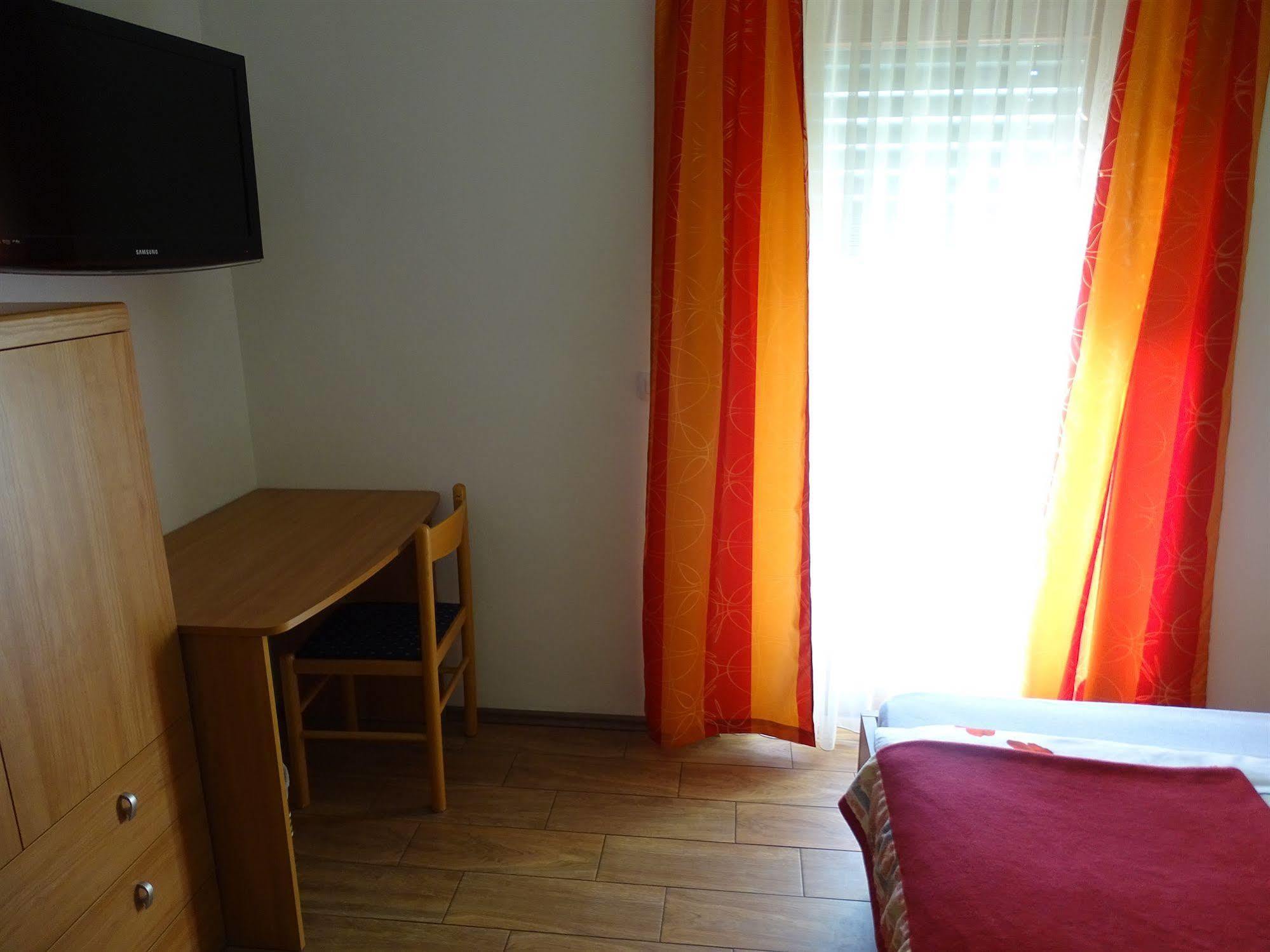 Guesthouse Mesec Zaplana Vrhnika Extérieur photo